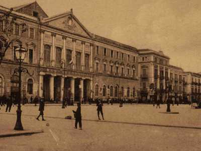 I Francesi e il ritorno dei Borbone (dal 1799 al 1860) - ll Mezzogiorno viene occupato dal fratello di Napoleone, Giuseppe Bonaparte. A Bari Gioacchino Murat il 25 aprile 1813 fa partire i lavori per il nuovo borgo extramurale, appunto il quartiere murattiano. Dopo la caduta di Napoleone e del suo Impero, Bari torna ai Borbone di Spagna, ma il progresso della citt� voluto da Murat continua. Tra le opere compiute in questo periodo, la costruzione del teatro Piccini, inaugurato nel 1854